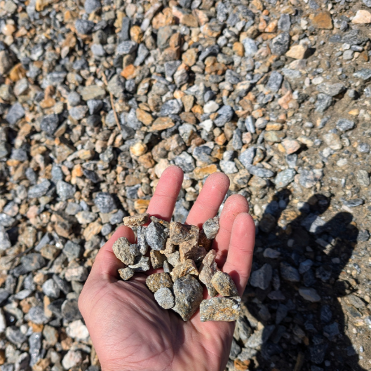 "Road Base Class 6, crushed aggregate material for compacted layers, 1 ton"